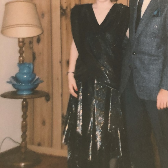 Vintage dress w/removable shoulder pads - Picture 10 of 11